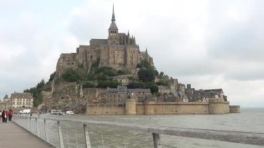 Ünlü Mont Saint-Michel Manastırı Fransa 'nın Normandiya Bölgesi' nde sular çekildiğinde yansıdı.
