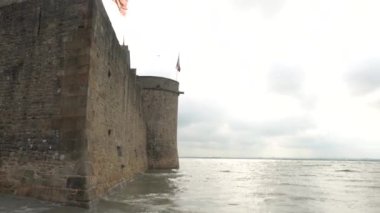 Fransa 'nın Normandiya Bölgesi, Manche Bölgesi' ndeki ünlü Mont Saint-Michel Manastırı 'nın duvarları