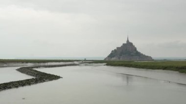 Point de Vue 'den Mont Saint-Michel Manastırı' na siyah beyaz, Normandiya bölgesi, Fransa