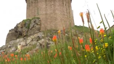 Fort-la-Latte kalesinin merkez kulesi Cape Frehel 'de deniz kenarında ve Saint-Malo yakınlarında, Plevenon yarımadası, Fransız Britanya. Fransa