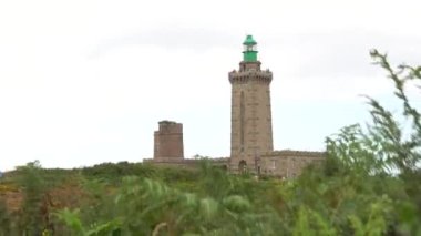 Yazın Phare Du Cap Frehel 'deki güzel çiçeklerin içinde seyahat eden bu deniz feneri, Cotes de Armor (Fransa)' da bir deniz feneridir. Kaptan Frehel 'in ucunda.