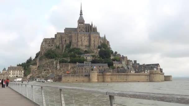 Beroemde Abdij Mont Saint Michel Weerspiegelt Zich Het Water Bij — Stockvideo