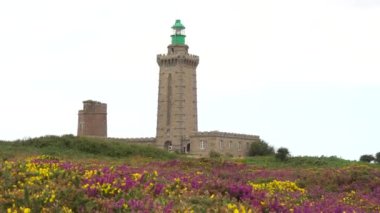 Phare Du Cap Frehel, Cotes de Armor (Fransa) 'da deniz feneri. Cap Frehel 'in ucundaki 4k video.
