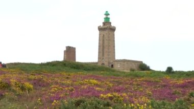 Phare Du Cap Frehel, Cotes de Armor (Fransa) 'da deniz feneri. Cap Frehel 'in ucundaki 4k video.