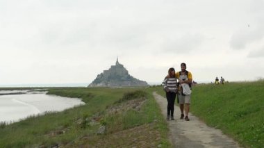 Mont Saint-Michel Abbey 'de bir çift, Manche bölgesinde, Normandiya Bölgesi, Fransa