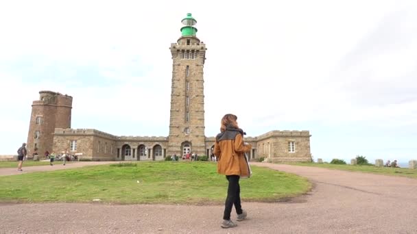 Matka Svým Dítětem Procházky Phare Cap Frehel Námořní Maják Cotes — Stock video