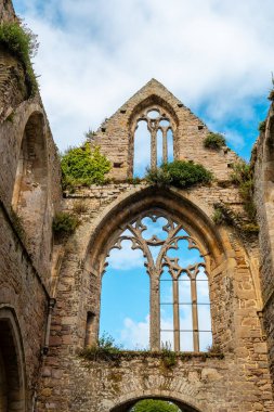 Paimpol köyündeki Abbaye de Beauport kilisesinin kalıntıları, Ctes de Armor departmanı, Fransız Brittany. Fransa