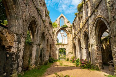 Paimpol köyündeki Abbaye de Beauport kilisesinin kalıntıları, Ctes de Armor departmanı, Fransız Brittany. Fransa