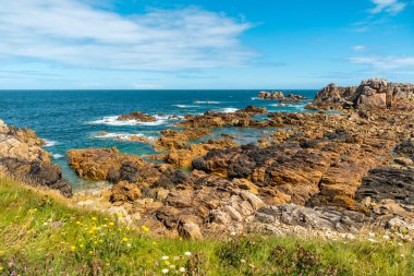 Güzel sahil şeridi Le Gouffre de Plougrescant, Cote de Granit Rose, Cotes d 'Armor, Brittany, Fransa