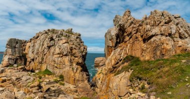 Le Gouffre de Plougrescant, Cote de Granit Rose, Cotes d 'Armor, Brittany, Fransa' nın güzel kıyı şeridinin panoramik manzarası