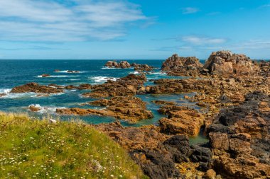 Güzel sahil şeridi Le Gouffre de Plougrescant, Cote de Granit Rose, Cotes d 'Armor, Brittany, Fransa