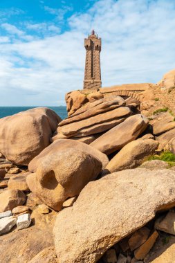 Deniz Feneri Zalim Ruz, Fransa 'nın başkenti Fransa' nın Cotes-d 'Armor bölgesinde, Perros-Guirec kasabasında, Ploumanach limanında, pembe granitten inşa edilmiş bir binadır..