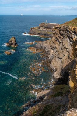 Capucins Kalesi 'nin yanında Fransa' nın Crozon yarımadasındaki Roscanvel kasabasında kayalık, kayalık bir adacık var..