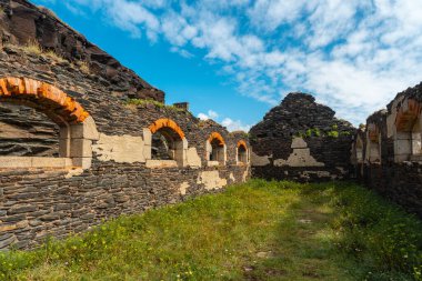 Capucins Kalesi 'nin içleri Fransa' nın Crozon yarımadasındaki Roscanvel kasabasındaki uçurumun eteğindeki Atlantik Okyanusu 'nda bulunan kayalık bir ada..