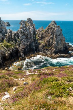 Fransız Brittany 'deki Crozon Yarımadası' ndaki Pen Hir Point sahilinde, Fransa 'nın en ünlü üç adası.