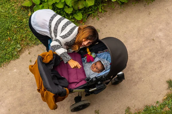 프랑스 브르타뉴의 마을에 있는아 보포르 Abbaye Beauport 정원에서 아기와 어머니 — 스톡 사진