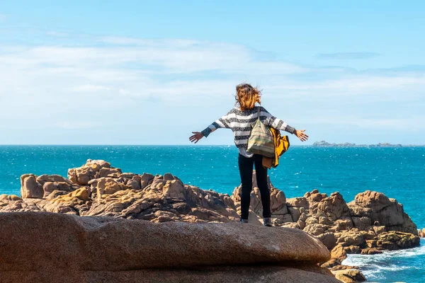 Een Jonge Vrouw Die Naar Zee Kijkt Langs Vuurtoren Mean — Stockfoto