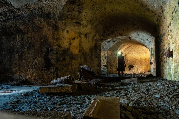 Een Jonge Man Bunker Kelder Van Het Fort Des Capucins — Stockfoto