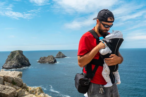 Jeune Homme Avec Sac Dos Bébé Regardant Mer Pen Hir — Photo