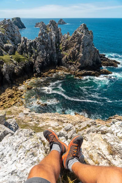 Ung Man Sitter Klipporna Vid Pen Hir Point Crozon Halvön — Stockfoto