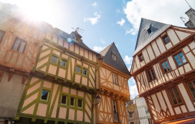 Vannes kıyı kasabası, geleneksel ahşap renkli evler, Morbihan departmanı, Brittany, Fransa