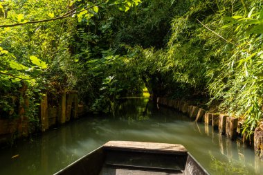 La Garette ve Coulon arasında giden Marais Poitevin Yeşil Venedik, Fransa 'nın Niort kenti yakınlarında.