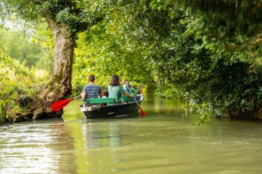 Fransa 'nın Niort kenti yakınlarında La Garette ve Coulon arasında giden genç bir çift, Yeşil Venedik Marais Poitevin.