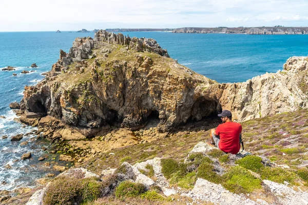 Ung Man Njuter Sommaren Chateau Dinan Crozonhalvön Franska Bretagne Frankrike — Stockfoto