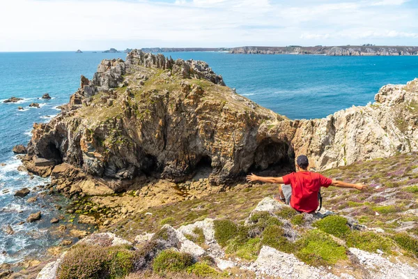 Ung Man Njuter Sommaren Chateau Dinan Crozonhalvön Franska Bretagne Frankrike — Stockfoto