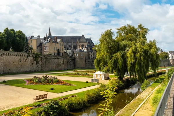 バンヌ沿岸の中世の町 リムーブメント ガーデンの美しい庭園と城壁 モルビアン県 ブルターニュ フランス — ストック写真