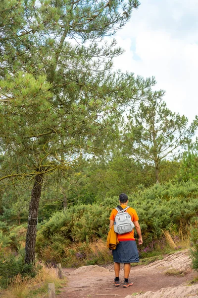 Młody Człowiek Ścieżce Lesie Broceliande Francuski Mistyczny Las Położony Departamencie — Zdjęcie stockowe