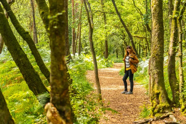 Young Woman Trekking Lake Paimpont Broceliande Forest Ille Vilaine Department — Stock Photo, Image