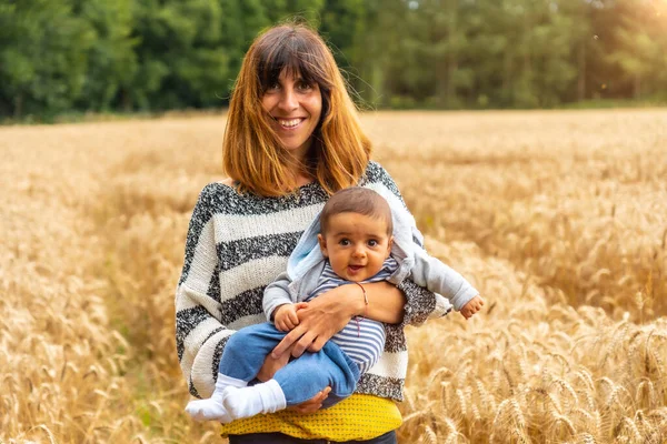 Uma Jovem Mãe Com Seu Bebê Campo Palha Amarela Bretanha — Fotografia de Stock