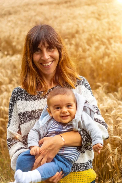 프랑스 브르타뉴에서 프로판 근처의 밭에서 아기와 프랑스 — 스톡 사진