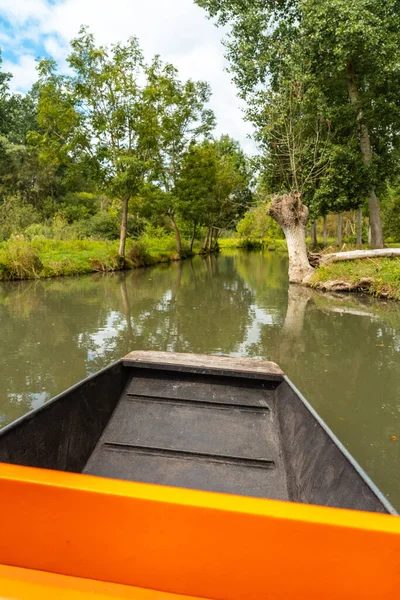 Plachtění Lodí Přírodních Vodních Kanálech Mezi Garette Coulon Marais Poitevin — Stock fotografie