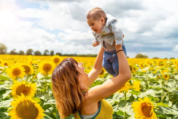 Retrato Mãe Caucasiana Seu Bebê Rindo Cenário Girassol Estilo Vida — Fotografia de Stock