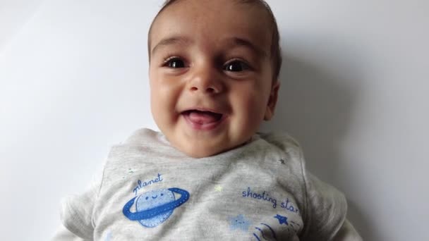Bebê Sorrindo Fundo Branco Branco Meses Deitado Sorrindo Olhando Para — Vídeo de Stock