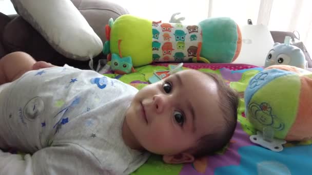 Copil Zâmbind Acasă Lângă Jucării Caucazian Luni Mințind Zâmbind Uitându — Videoclip de stoc