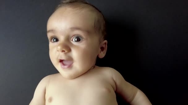 Bebê Sorrindo Fundo Preto Branco Meses Deitado Sorrindo Olhando Para — Vídeo de Stock