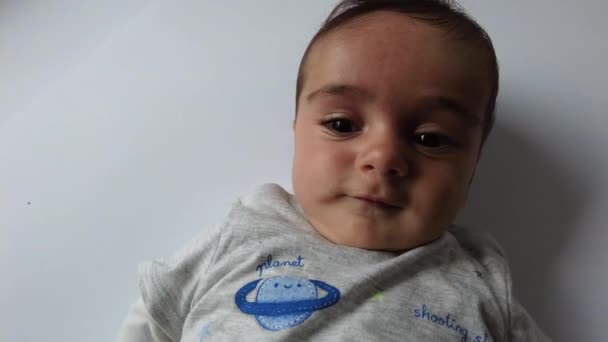 Bebê Sorrindo Fundo Branco Branco Meses Deitado Sorrindo Olhando Para — Vídeo de Stock