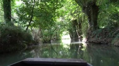 La Garette ve Coulon arasındaki doğal su kanallarında tekneyle giden Marais Poitevin, Fransa 'nın Niort kenti yakınlarındaki Yeşil Venedik.