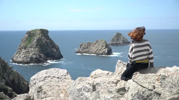 Una Giovane Donna Vacanza Pen Hir Point Sulla Penisola Crozon — Video Stock