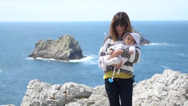 一位年轻的母亲正在法国不列颠克罗松半岛的潘希尔角度假 那是法国著名的三个小岛 垂直照片 — 图库视频影像