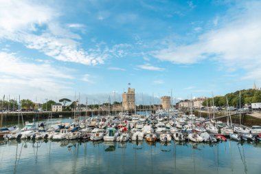 La Rochelle 'in Zincir Kulesi ve La Rochelle marinası. Fransa 'nın güneybatısındaki sahil kasabası.