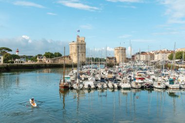 La Rochelle 'in Zincir Kulesi ve La Rochelle marinası. Fransa 'nın güneybatısındaki sahil kasabası.