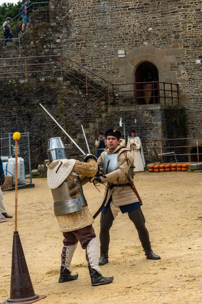 フージャー フレンチブルターニュ フランス 2021年7月 中世のショーで 農民の城の中に兵士がいる ブルターニュ地方 ヴィレーヌ県 フランス — ストック写真