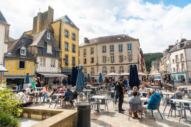 Quimper, Fransız İngilizcesi. Fransa: Temmuz 2021: Finisterre ilinin ortaçağ köyü Quimper 'deki eski ahşap renkli evler.