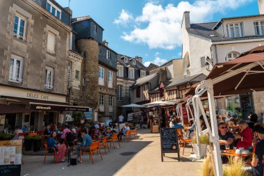 Vannes, Fransız İngilizcesi. Fransa: Temmuz 2021: Vannes kıyı kasabası, restoranların yanında geleneksel ahşap evler, Morbihan şubesi.