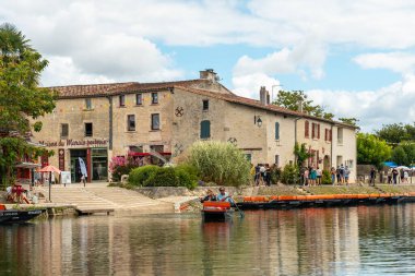 Coulon, Niort. Fransa: Temmuz 2021: Coulon iskelesinde kürek çeken turistler ve güzel kanalı Marais Poitevin yeşil Venedik