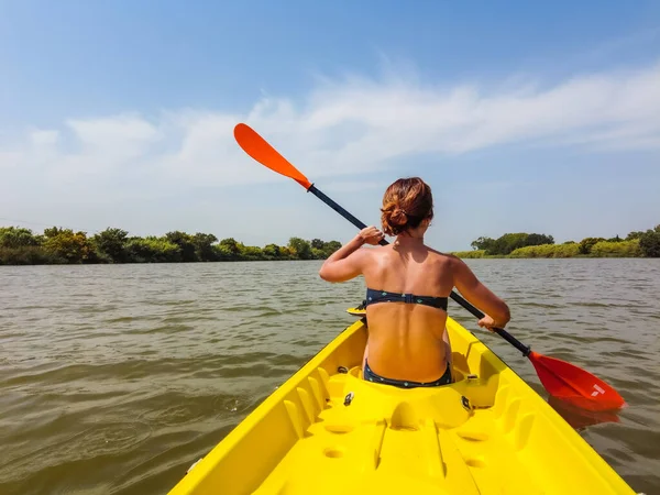 Une Jeune Femme Canoë Kayak Dans Parc Naturel Catalogne Une — Photo